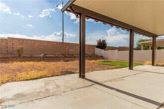 5009 Drifting Pebble St in North Las Vegas, NV - Foto de edificio - Building Photo