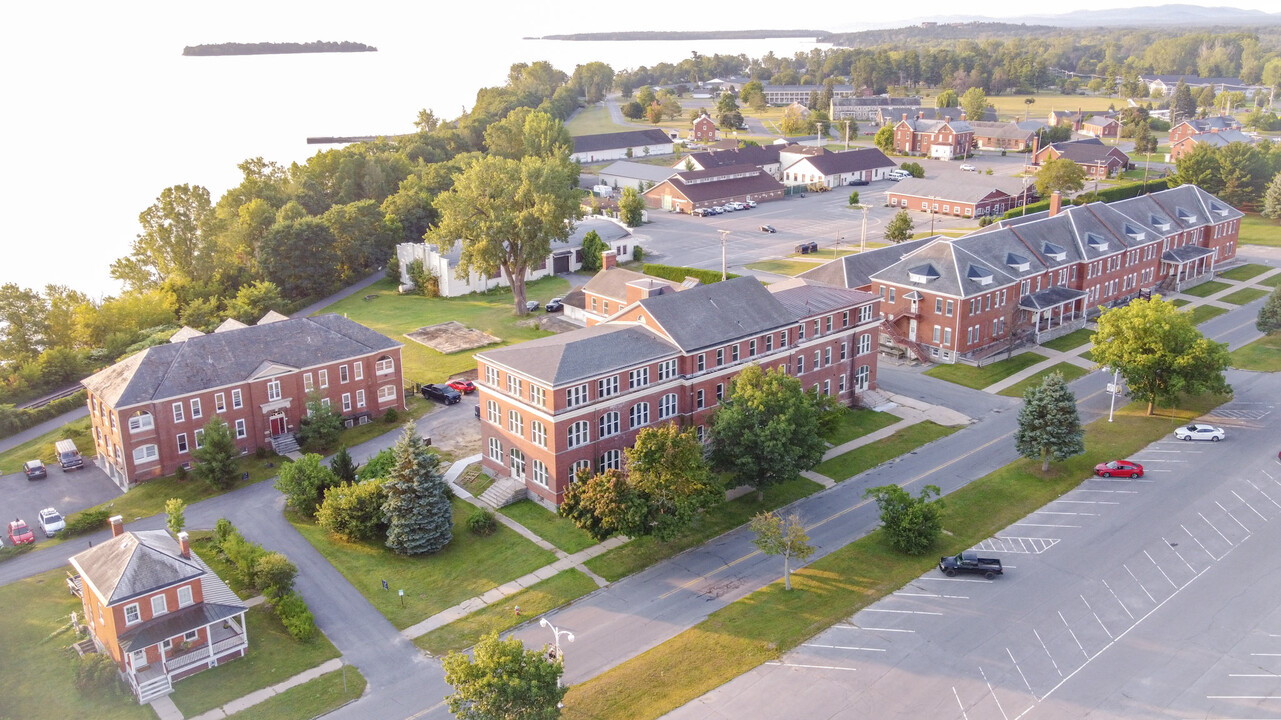34 US Oval in Plattsburgh, NY - Foto de edificio