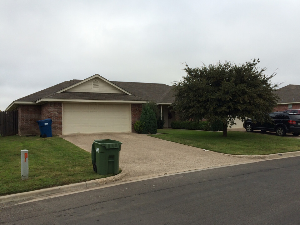 718 Park Meadows Dr in Hewitt, TX - Building Photo