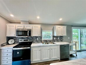 55744 Holiday Cir in Astor, FL - Building Photo - Building Photo