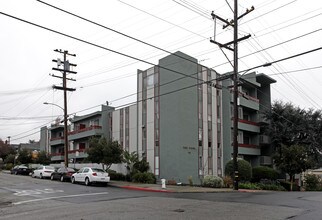 Park Viking in Oakland, CA - Building Photo - Building Photo