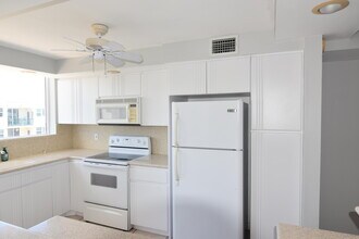 1236 Hillsboro Mile in Hillsboro Beach, FL - Foto de edificio - Building Photo