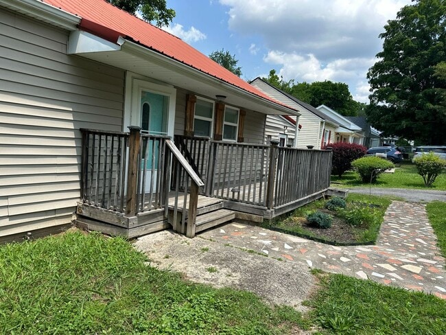 733 Monroe St in Clarksville, TN - Building Photo - Building Photo
