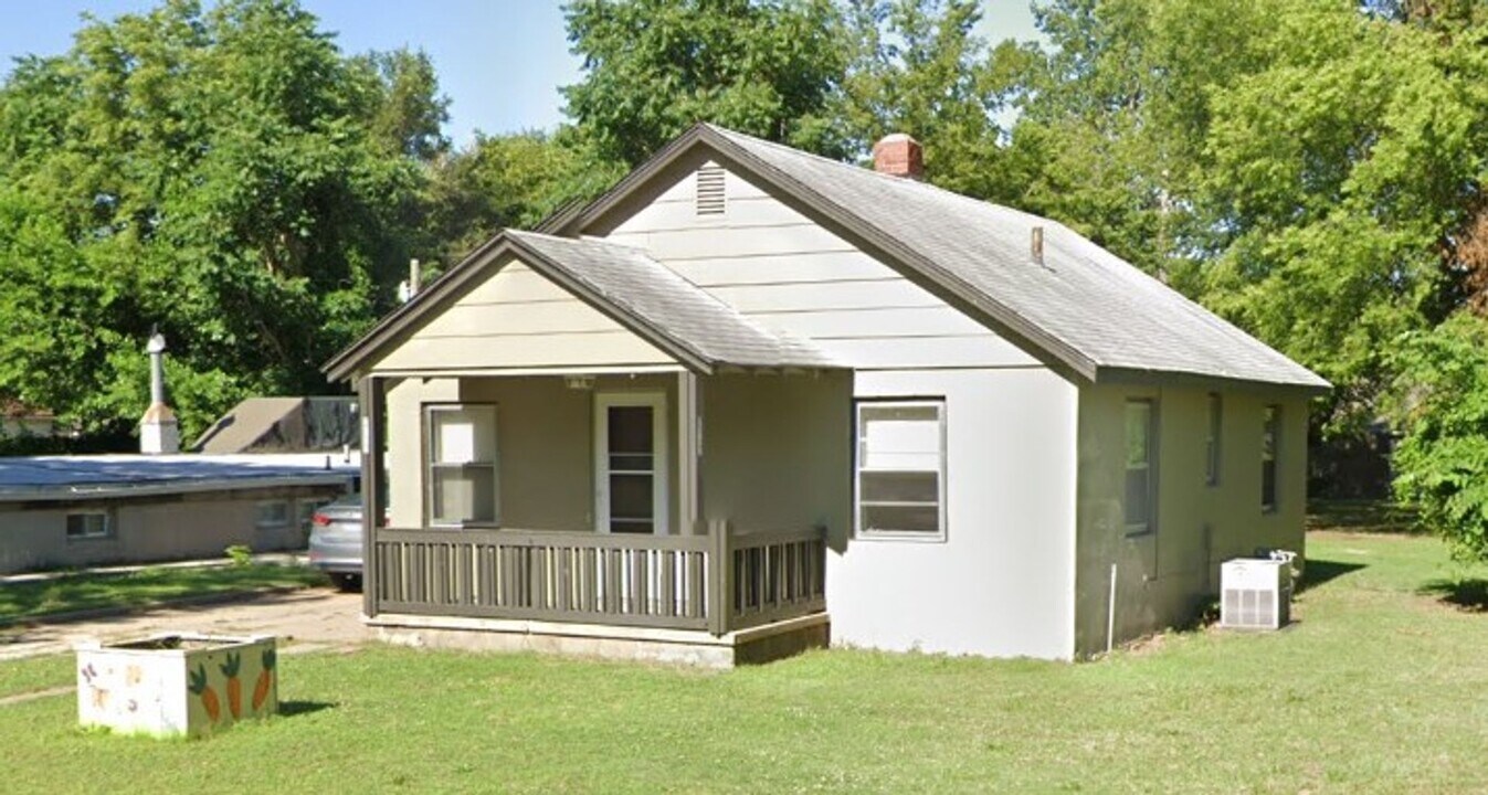 2117 St Francis in Wichita, KS - Building Photo
