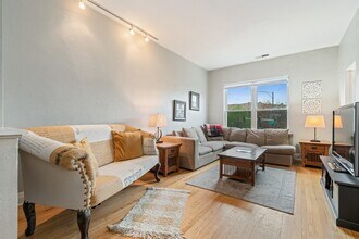 3807 N Clark St-Unit -FLR-2 in Chicago, IL - Building Photo - Building Photo
