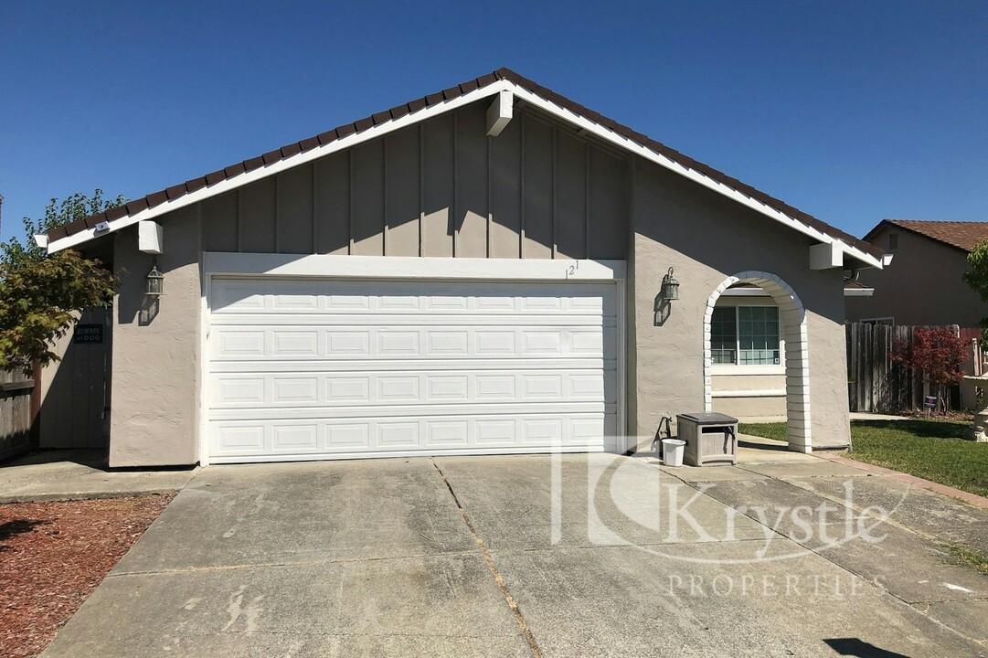 121 Azalea Ct in Vallejo, CA - Foto de edificio