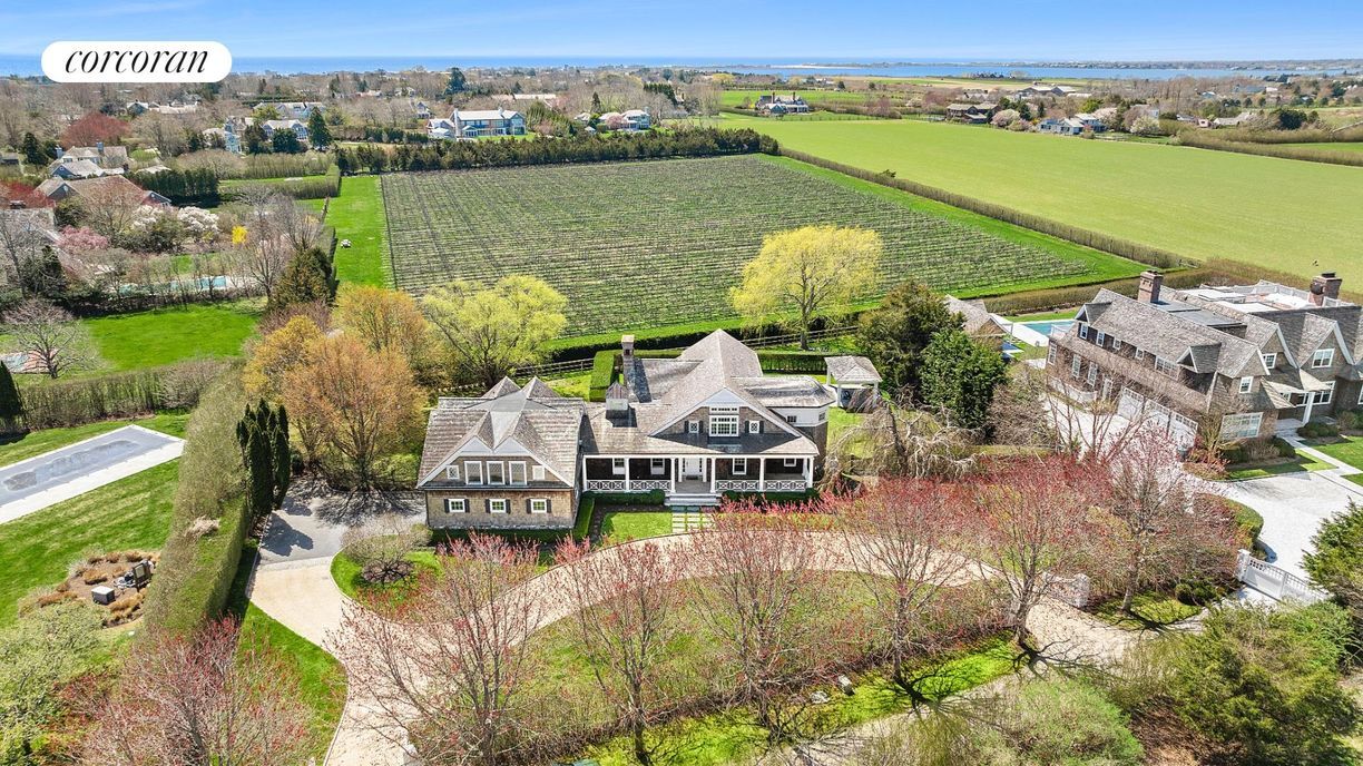 54 Bridgefield Rd in Bridgehampton, NY - Building Photo