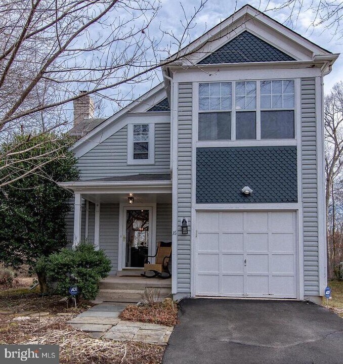 16 Glengyle Ln in Sterling, VA - Building Photo