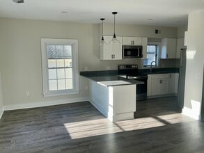 17 Willow St in Stonington, CT - Building Photo - Building Photo