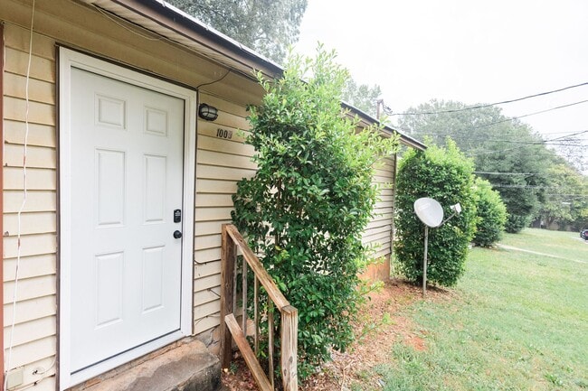 1011 W Slaton Ave in Griffin, GA - Foto de edificio - Building Photo
