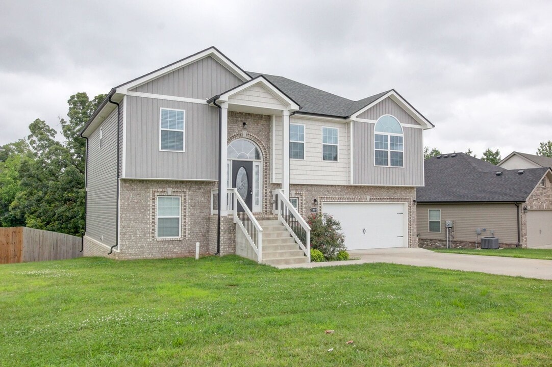 1092 Barnhill Rd in Clarksville, TN - Building Photo