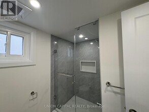 5 Whistling Hills Dr in Toronto, ON - Building Photo - Building Photo