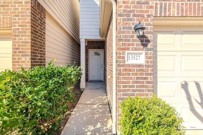 13527 Vista De Oro St in Houston, TX - Foto de edificio - Building Photo