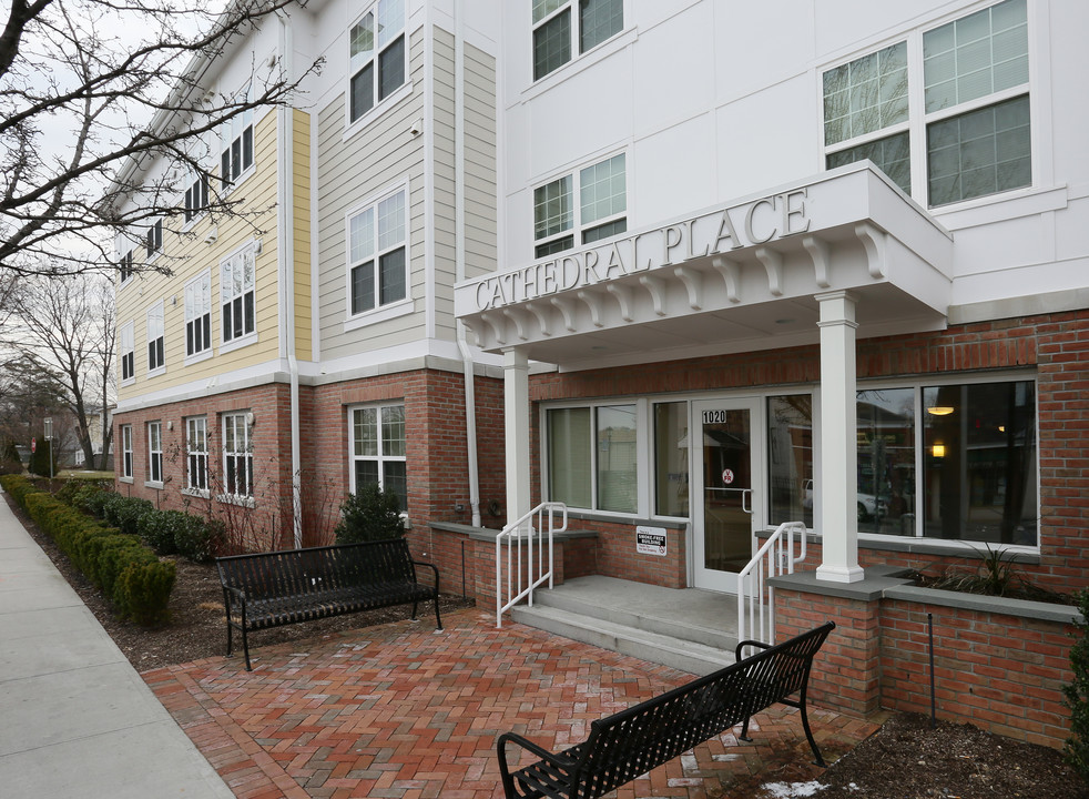 Cathedral Place in Westbury, NY - Foto de edificio