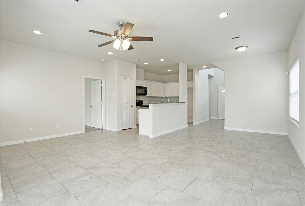 13823 Leabrandon Ln in Houston, TX - Building Photo