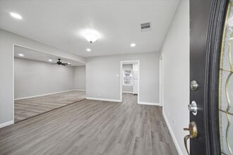 403 W Oak St in Highlands, TX - Building Photo - Building Photo
