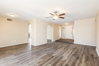 8001 W Sweetwater Ave in Peoria, AZ - Building Photo - Building Photo