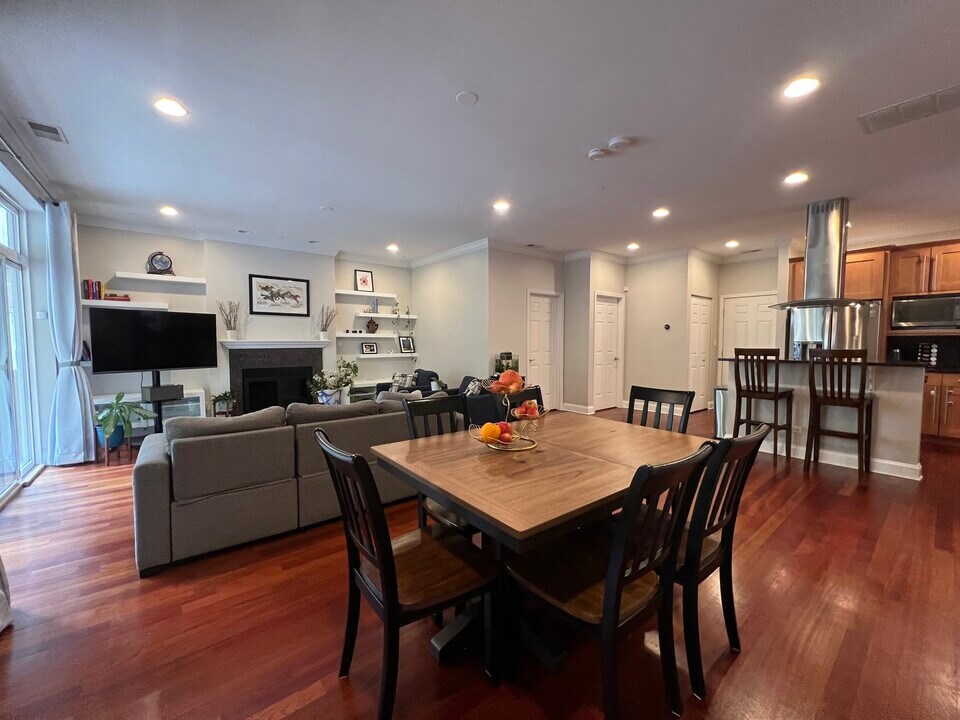 2424 N Southport Ave, Unit B in Chicago, IL - Building Photo
