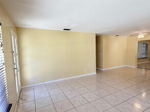 1219 Julian Ln Dr in Tampa, FL - Building Photo - Building Photo