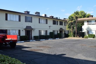 Taylor Manor Apartments in Bakersfield, CA - Building Photo - Building Photo