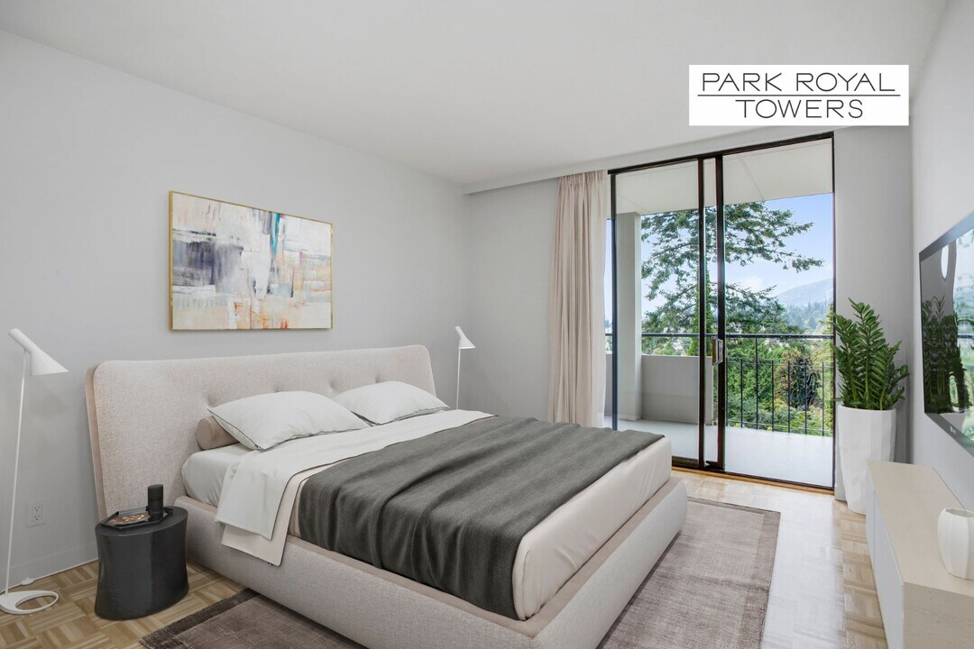 935 Marine Dr in West Vancouver, BC - Building Photo