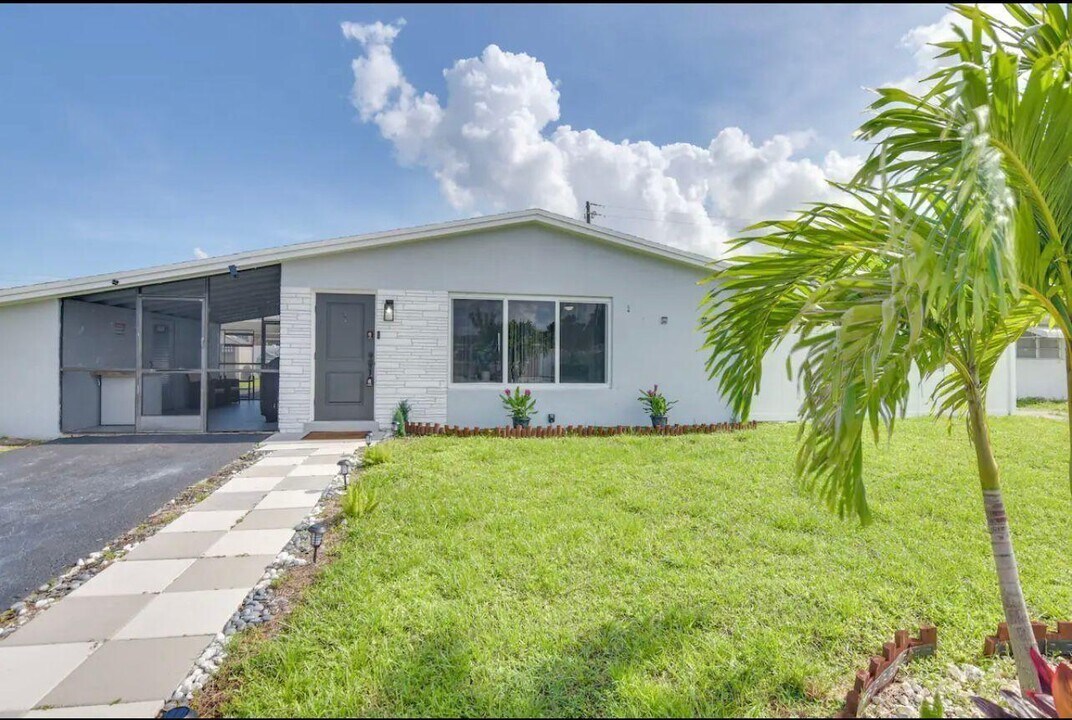 6599 Roosevelt St in Hollywood, FL - Building Photo