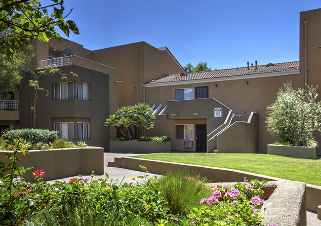 Paramount Villas in Paramount, CA - Foto de edificio - Building Photo