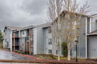 Troutdale Terrace in Troutdale, OR - Foto de edificio - Building Photo