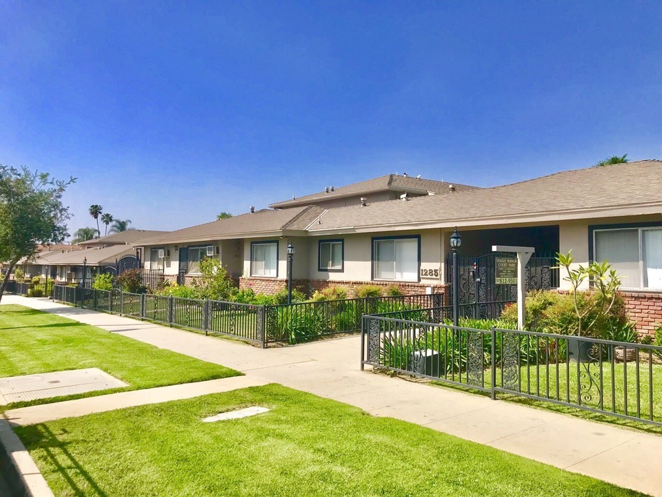 Vogue Manor Apartments in Azusa, CA - Foto de edificio