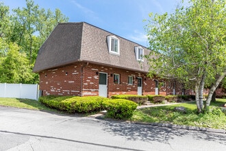 Westwood Court Townhouses in West Springfield, MA - Foto de edificio - Building Photo