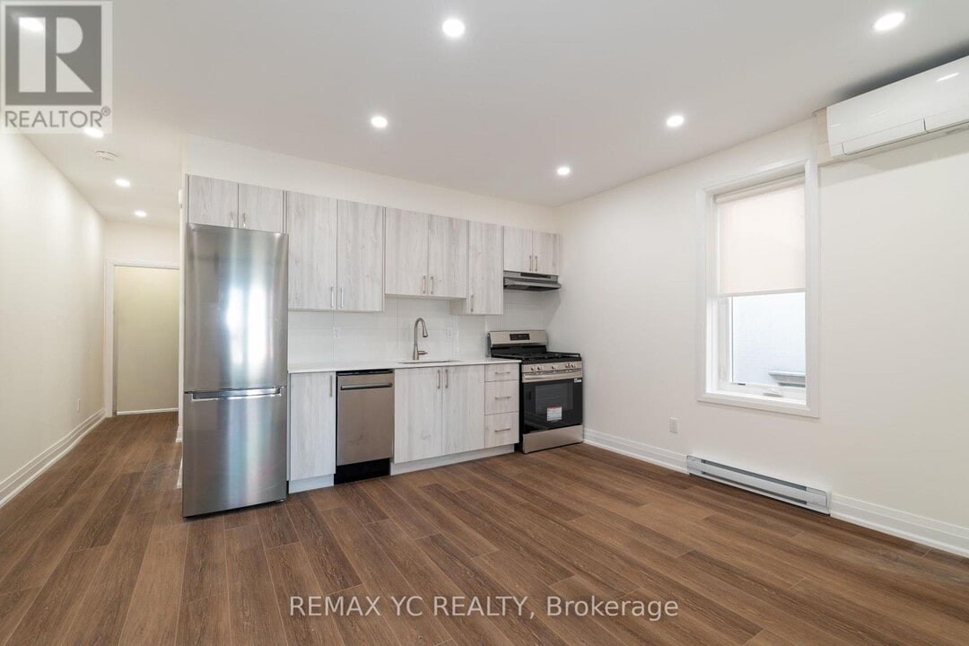 673 Danforth Ave in Toronto, ON - Building Photo