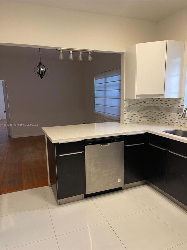 330 W 46th St in Miami Beach, FL - Building Photo - Building Photo