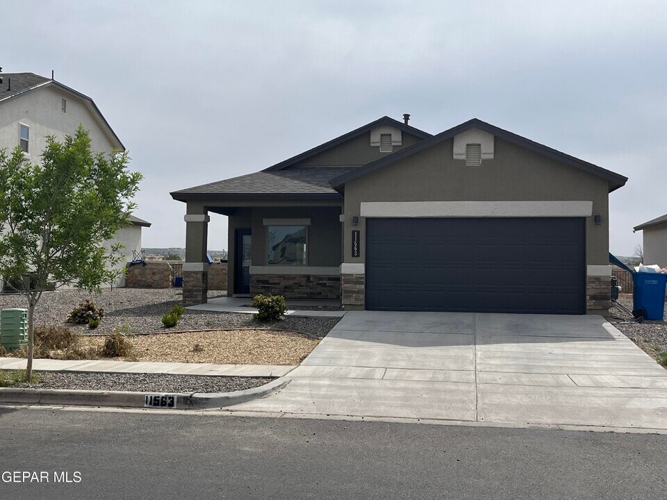 11563 Leonor Duran St in Socorro, TX - Foto de edificio