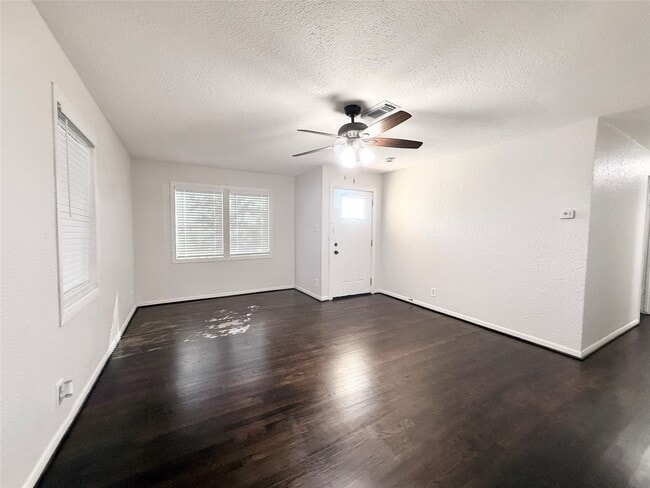 1511 Avenue E in Danbury, TX - Building Photo - Building Photo