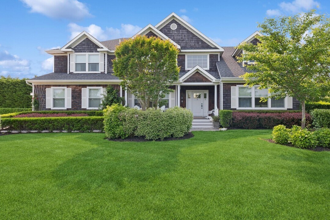 2 Fall Ct in Southampton, NY - Building Photo