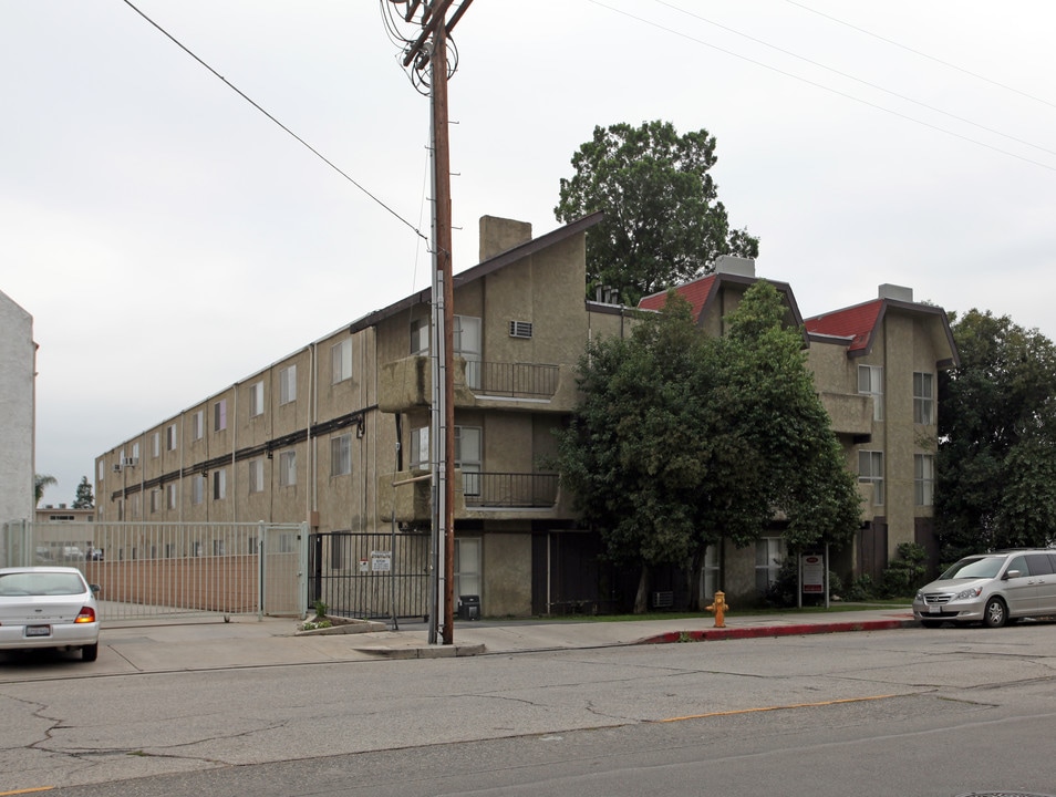 18410 Plummer St in Northridge, CA - Building Photo