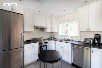 13 Norton Pl in Southampton, NY - Building Photo - Building Photo