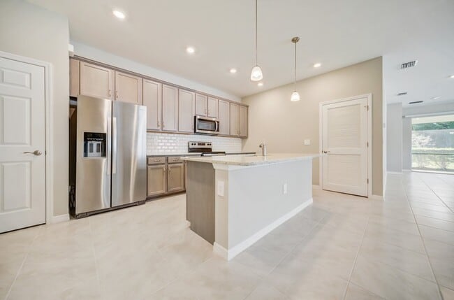 1126 S Town and River Dr in Ft. Myers, FL - Foto de edificio - Building Photo