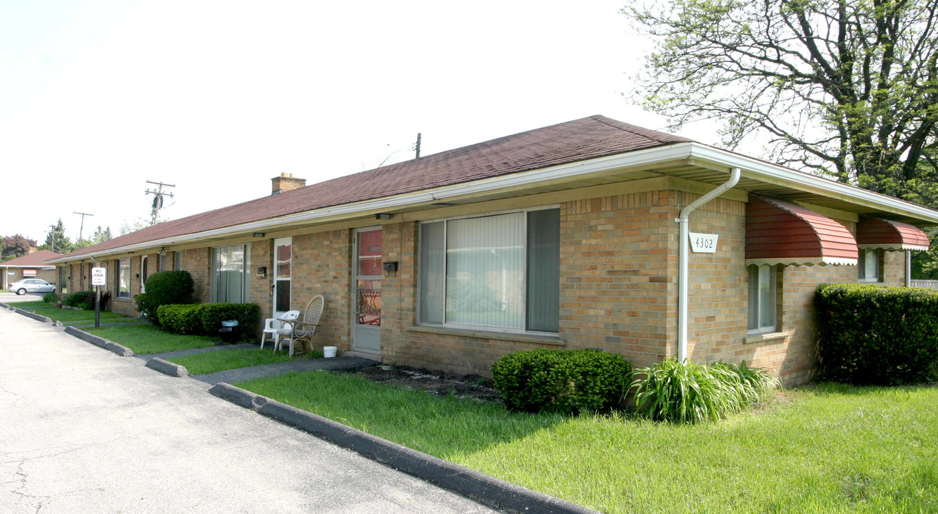 Royal Oak Crossings at 13 Mile in Royal Oak, MI - Building Photo