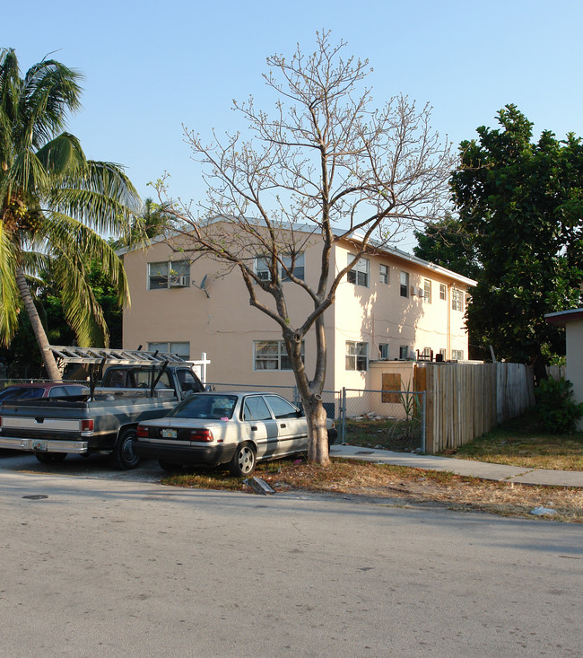 2751 SW 2nd St in Fort Lauderdale, FL - Building Photo - Building Photo