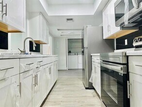 6900 NW 78th St in Tamarac, FL - Foto de edificio - Building Photo