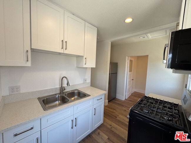1828 S Gramercy Pl in Los Angeles, CA - Foto de edificio - Building Photo