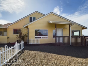 1033 NW Inlet Ave in Lincoln City, OR - Building Photo - Building Photo