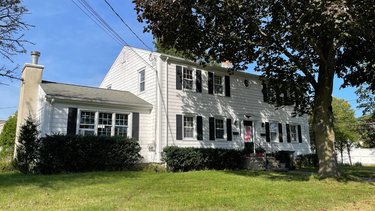 22 Rita Ave in Fairfield, CT - Building Photo