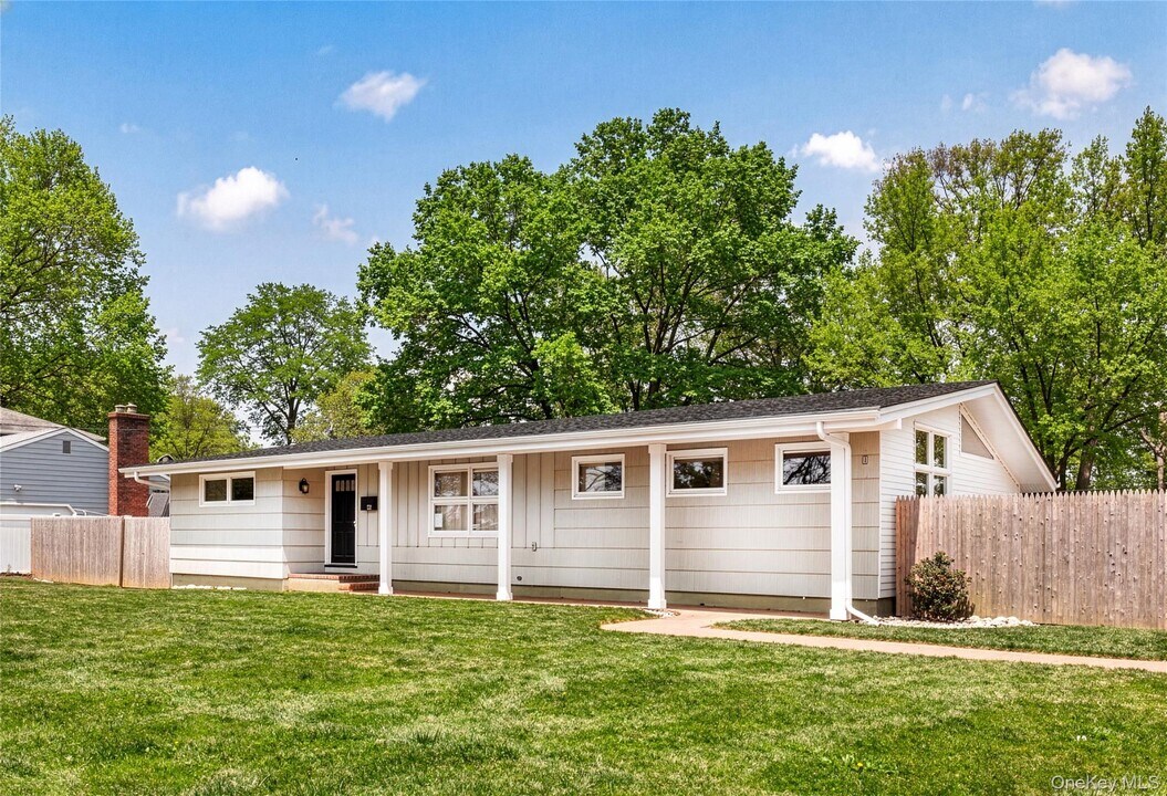 58 N Howells Point Rd in Bellport, NY - Building Photo