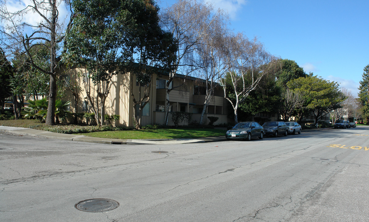 Moffett Manor in Mountain View, CA - Building Photo