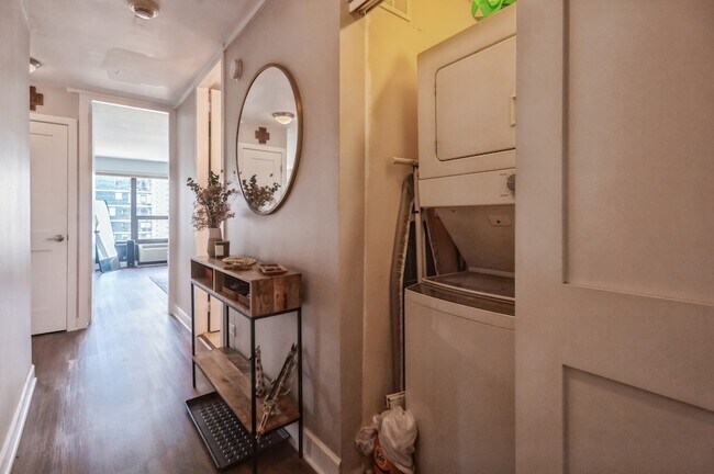 30 E Huron St, Unit 2104 in Chicago, IL - Building Photo - Building Photo