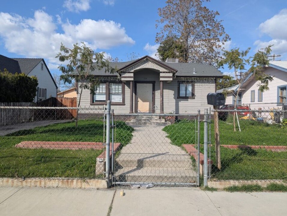 724 Lincoln St in Bakersfield, CA - Building Photo
