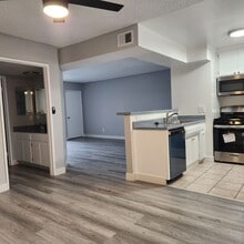 Gresham Apartments in Northridge, CA - Foto de edificio - Building Photo
