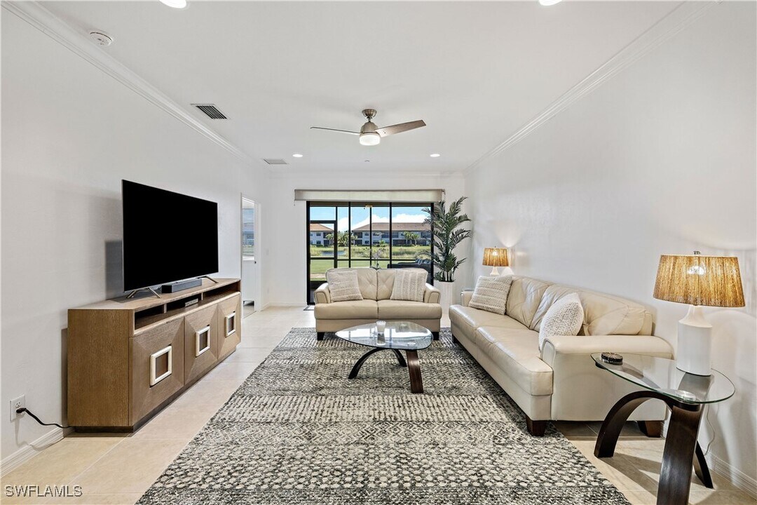 9374 Pocida Ct in Naples, FL - Building Photo